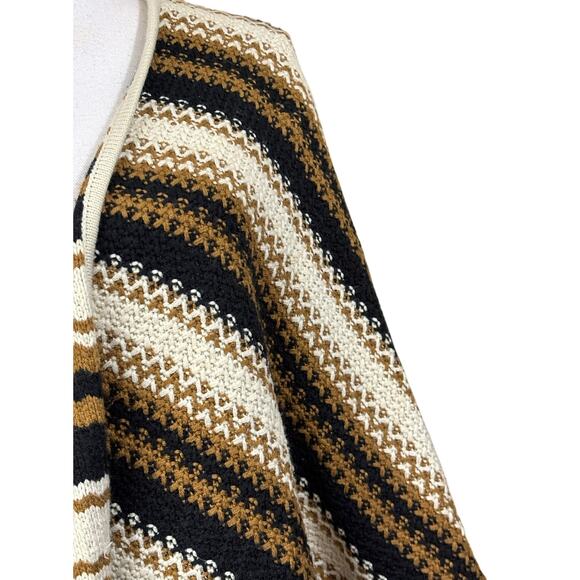 RVCA shawl/wrap, transitional, travel, statement piece, cozy, effortless, layers - Picture 4 of 6